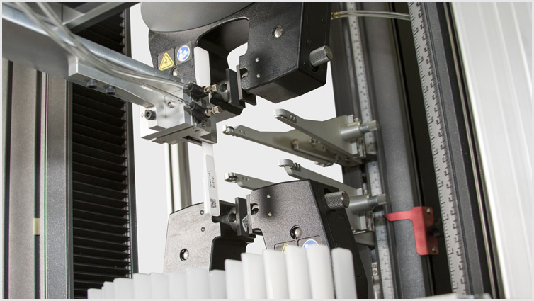 使用 AutoX750 全自动接触式引伸计对硬质塑料进行自动化拉伸试验