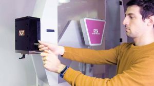 带有集成热室的 Instron CEAST 摆锤冲击试验机，用于低至 -60°C 的低温冲击测试