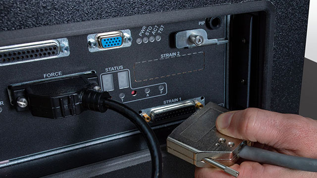 连接到 Instron 机架控制器
